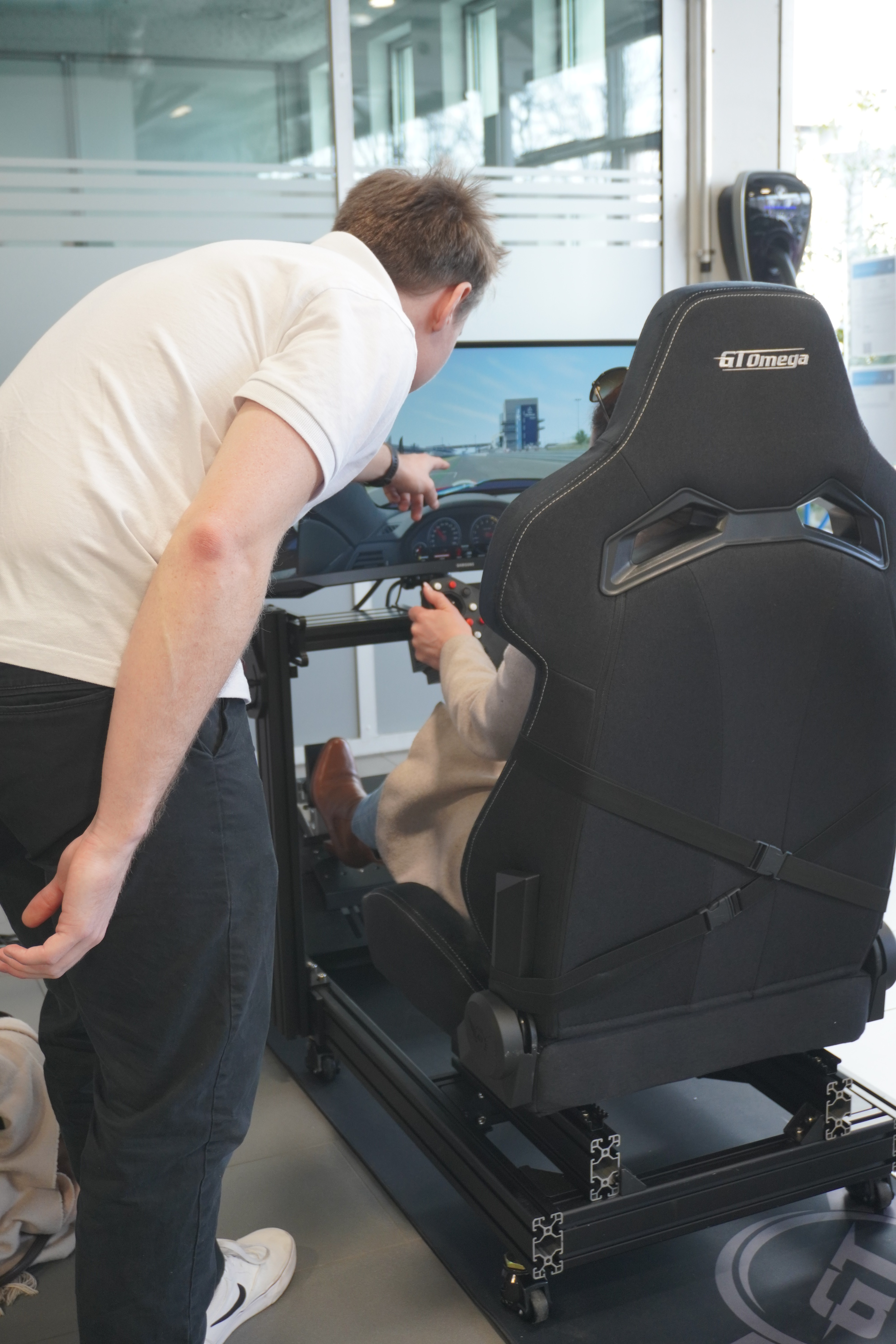 Professionelle Einweisung am Simulator waehrend des Events